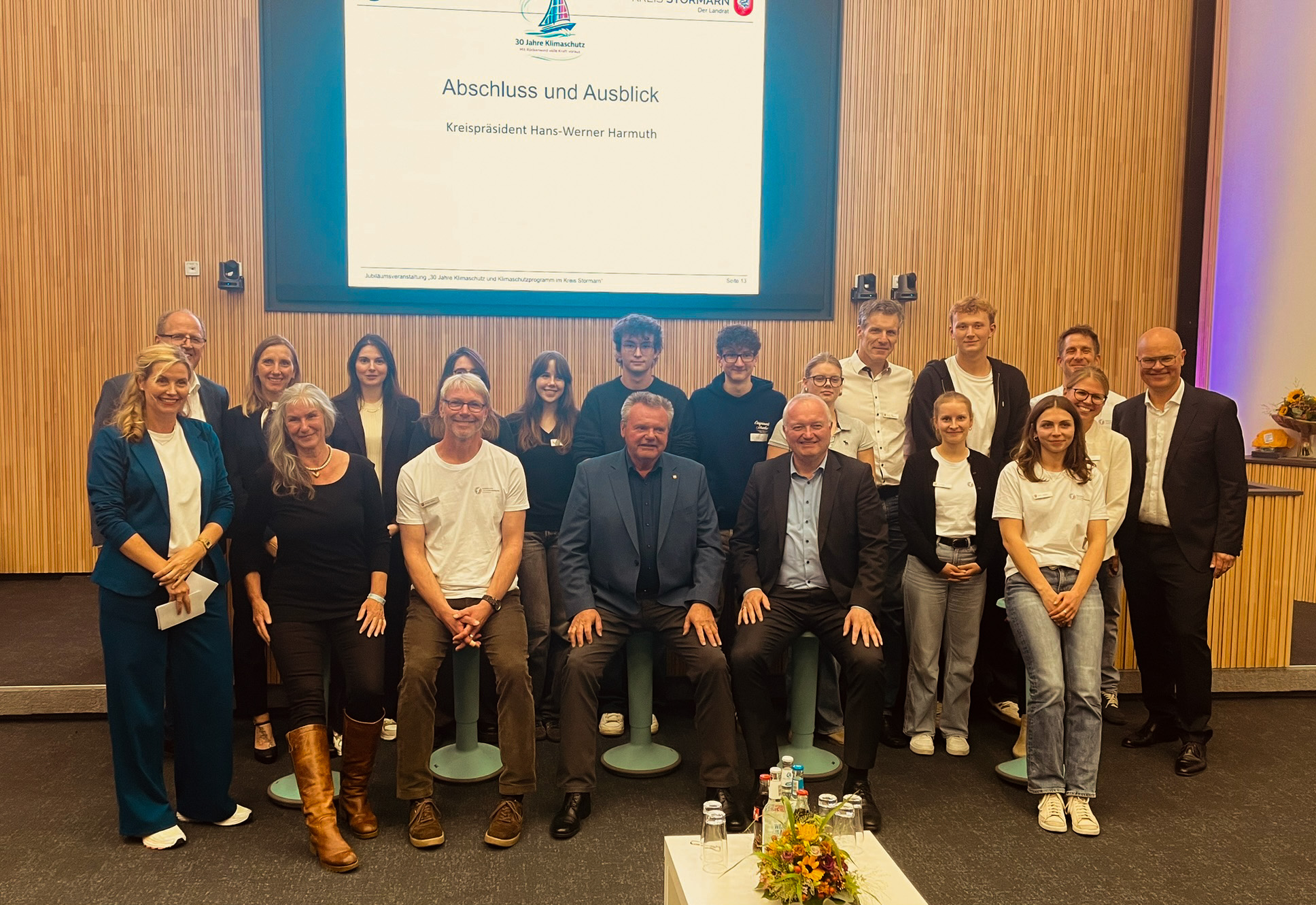Das Gruppenfoto aller Akteure des Klimaschutzjubiläums des Kreises Stormarn